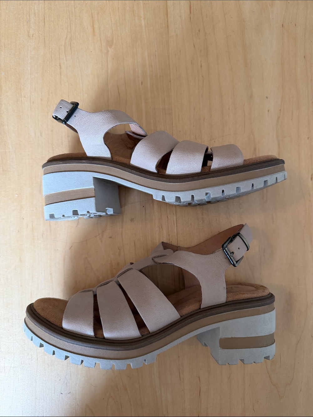 Salvia Womens Chunky Heel Strappy Sandal in Light Beige
